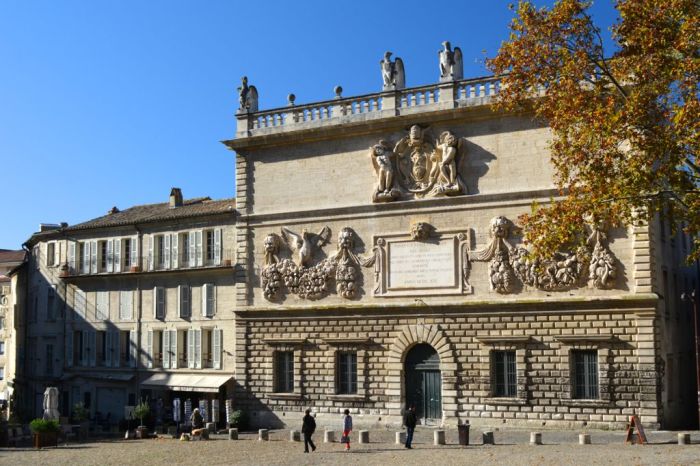 building located opposite the Papal Palace
